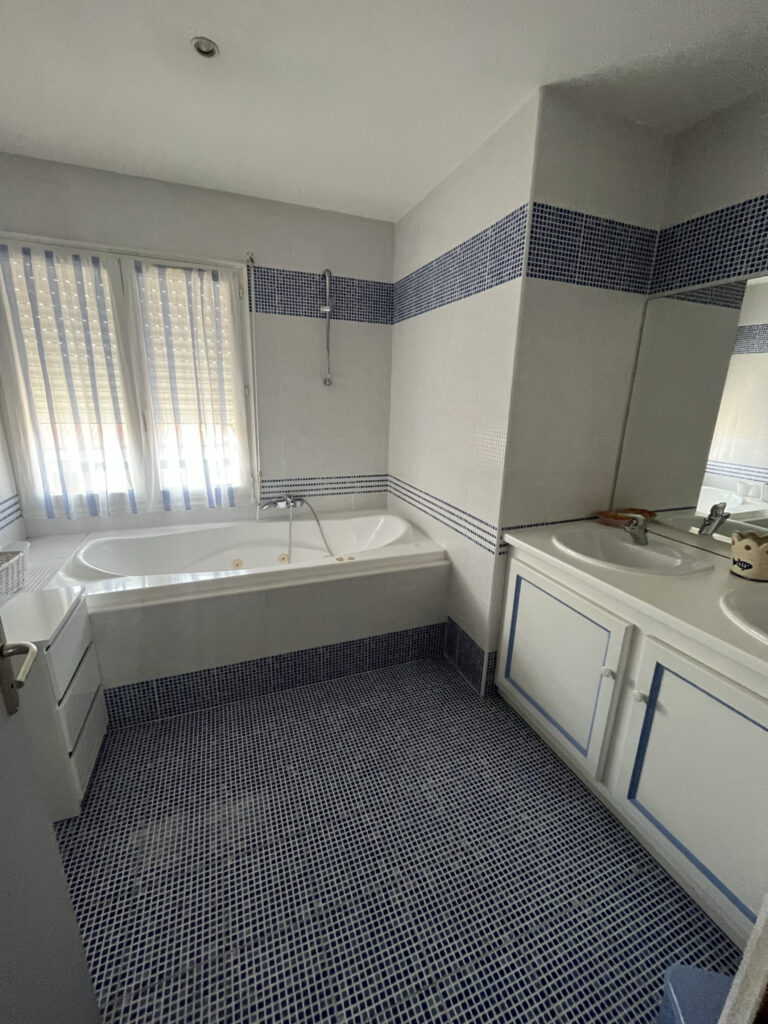 APPARTEMENT F4 + TERRASSE et PARKINGS – 4 pièces – 3 chambres – 8  – 108 m²