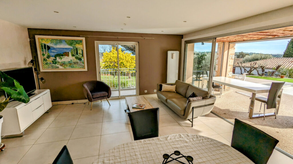 Maison de 168 m2 avec piscine et garage sur un terrain de 15 – 6 pièces – 5 chambres – 6  – 168 m²