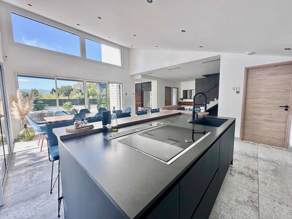 VILLA PRESTATION HAUT DE GAMME DANS LES HAUTEURS DE SALAISE  – 6 pièces – 5 chambres – 6  – 165 m²