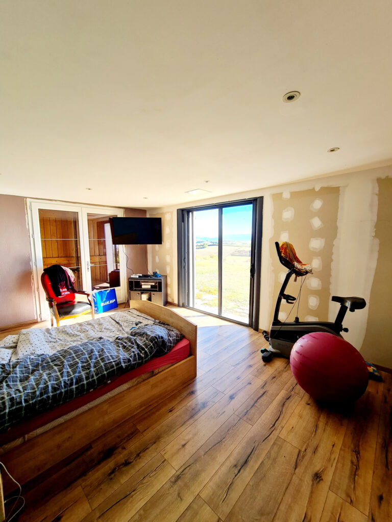 Propriété perchée sur les coteaux comprenant deux bâtiments  – 9 pièces – 6 chambres – 6  – 272 m²