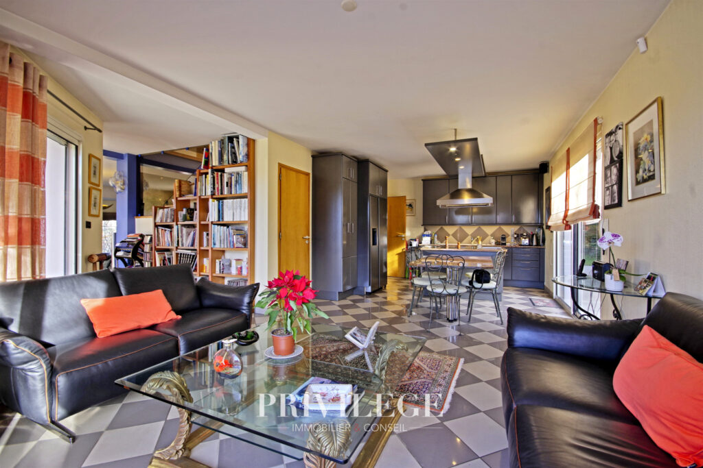 Villa de 220m2 avec piscine et sous-sol – 7 pièces – 5 chambres – 8  – 220 m²