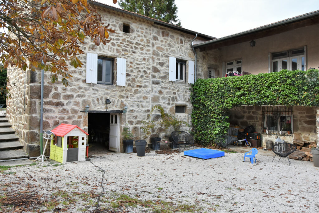 Quintenas : maison de charme avec grand terrain et piscine – 5 pièces – 4 chambres – 2  – 180 m²