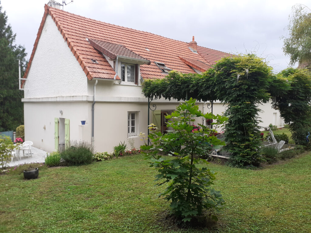 Villa style cottage anglais sise à Bellerive-sur-Allier – 6 pièces – 4 chambres – 6  – 200 m²
