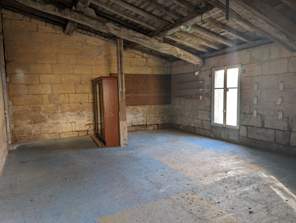 Maison en pierre de taille avec garage et jardin – 4 pièces – 3 chambres – 4  – 115 m²