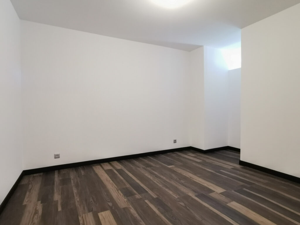 Appartement entièrement rénové de 90m2 habitables en centre- – 5 pièces – 3 chambres – NR  – 90 m²