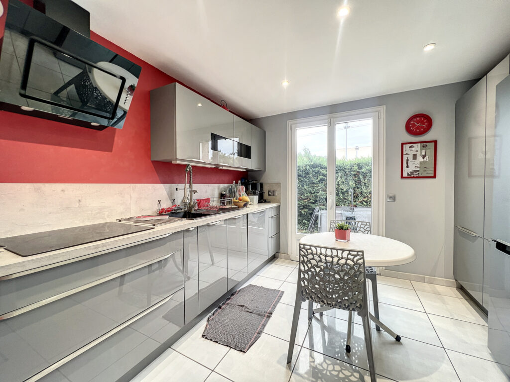 Maison 105 m2 – 3 chambres – Garage – Terrain 1007 m2 avec v – 5 pièces – 3 chambres – 2  – 102.69 m²