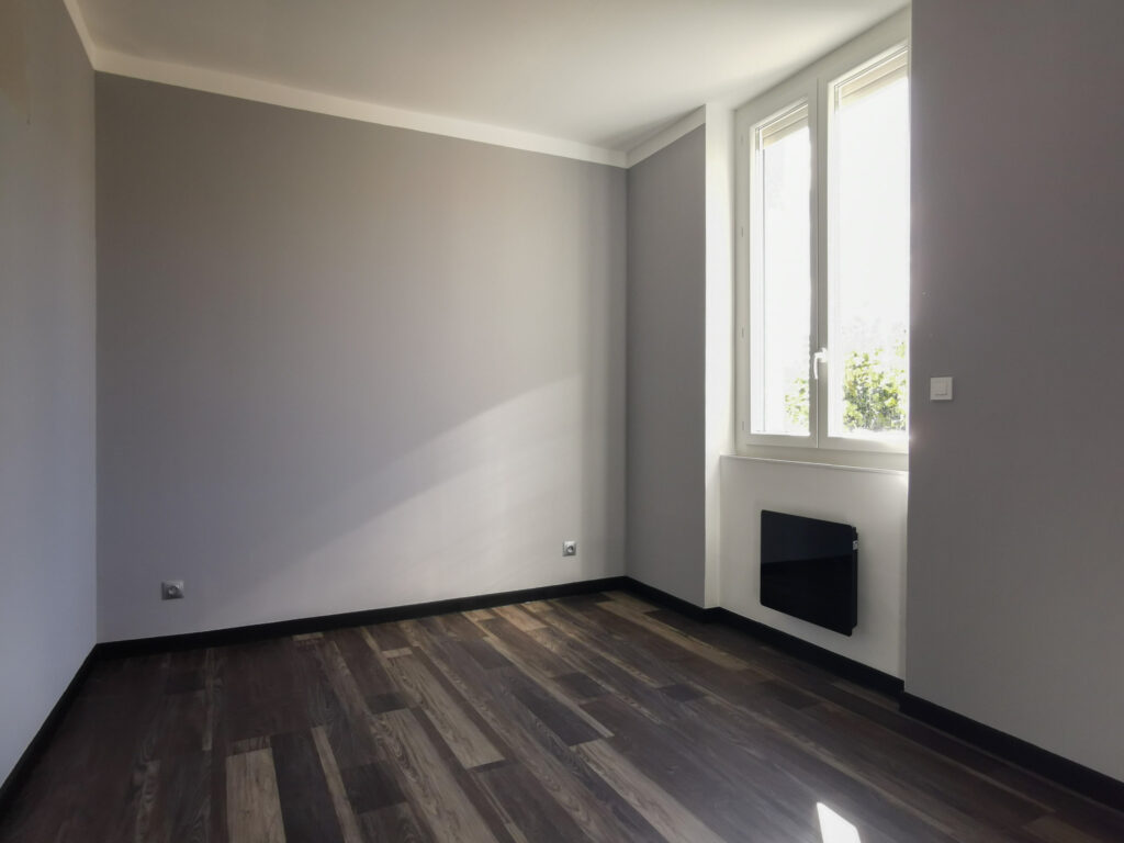 Appartement entièrement rénové de 90m2 habitables en centre- – 5 pièces – 3 chambres – NR  – 90 m²