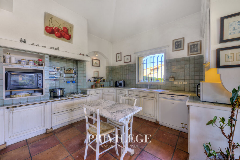 Villa 7 pièces Antibes avec piscine au calme – 7 pièces – 5 chambres – 8  – 238 m²