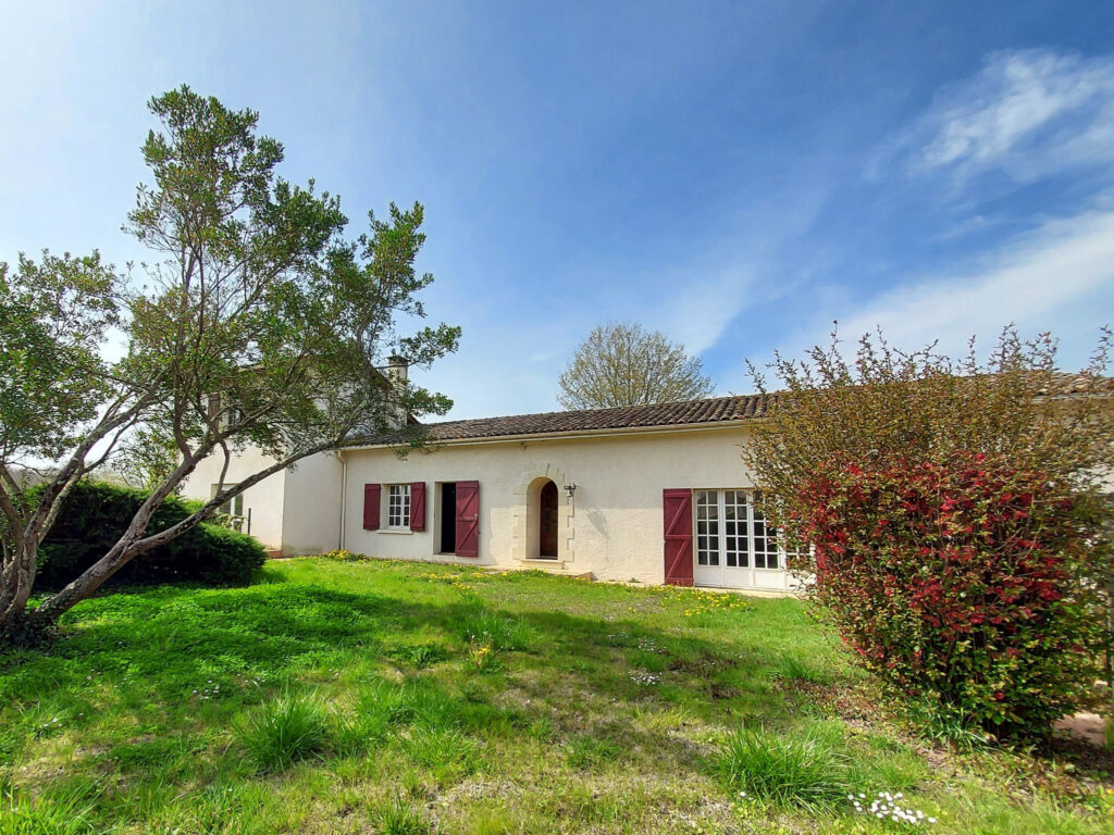  Deux maisons au calme avec grand terrain – 8 pièces – 4 chambres – 6  – 200 m²