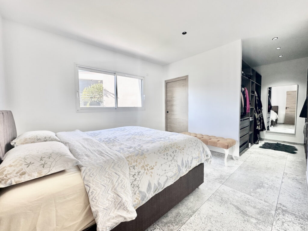 VILLA PRESTATION HAUT DE GAMME DANS LES HAUTEURS DE SALAISE  – 6 pièces – 5 chambres – 6  – 165 m²