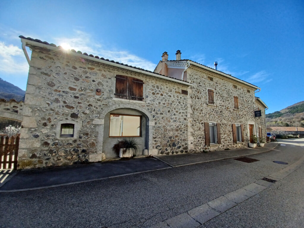 MAS RENOVE DE 14 PIECES ET 3 HABITATIONS A LA CAMPAGNE – 14 pièces – 11 chambres – 6  – 308 m²