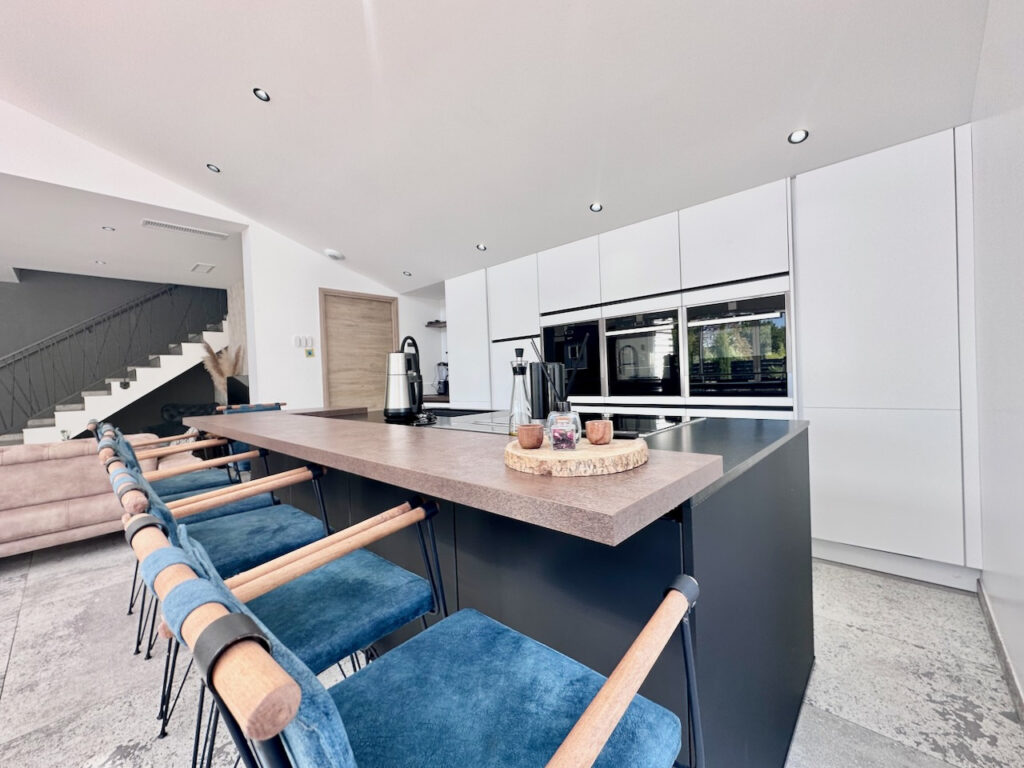 VILLA PRESTATION HAUT DE GAMME DANS LES HAUTEURS DE SALAISE  – 6 pièces – 5 chambres – 6  – 165 m²