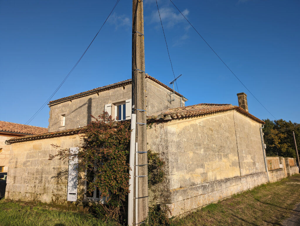 Maison en pierre de taille avec garage et jardin – 4 pièces – 3 chambres – 4  – 115 m²