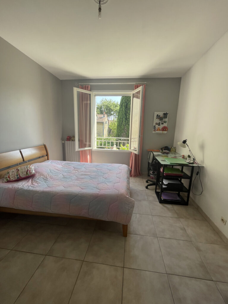 AVIGNON DEUX MAISONS SUR GRAND TERRAIN AVEC PISCINE – RENTAB – 14 pièces – 7 chambres – 4  – 415 m²