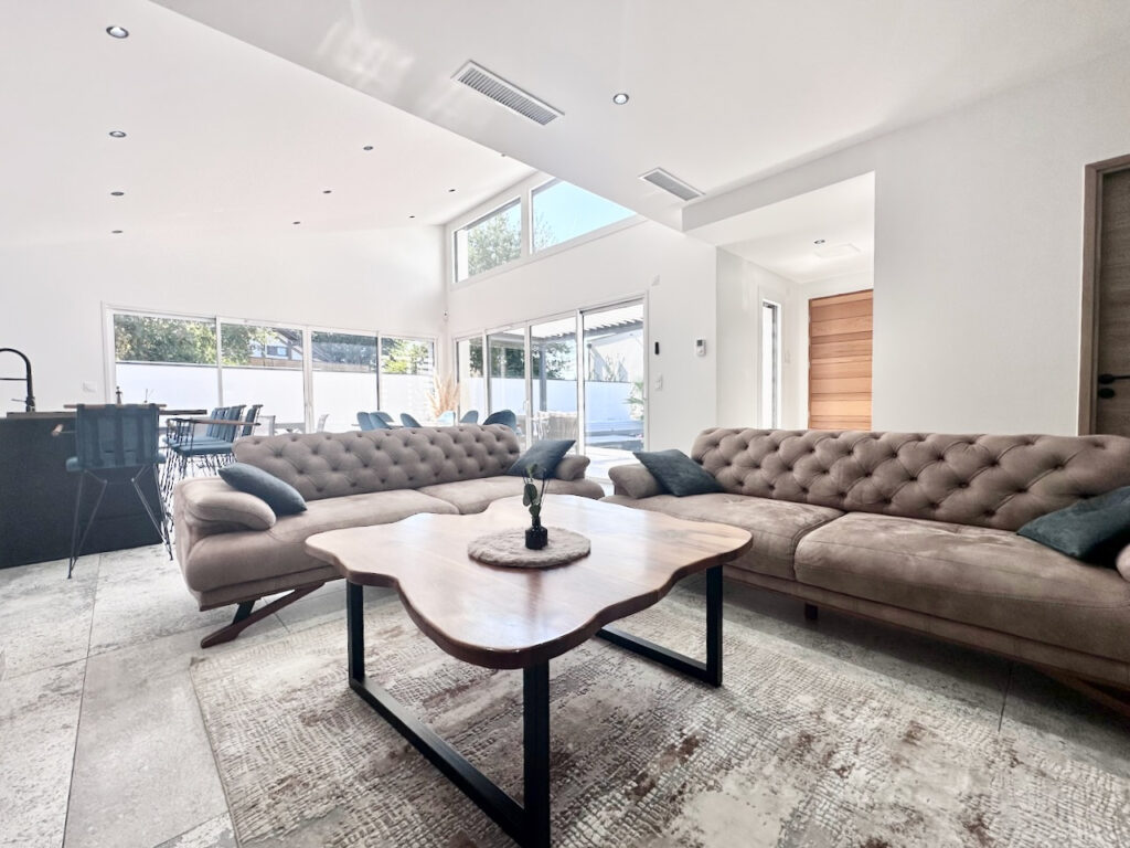 VILLA PRESTATION HAUT DE GAMME DANS LES HAUTEURS DE SALAISE  – 6 pièces – 5 chambres – 6  – 165 m²