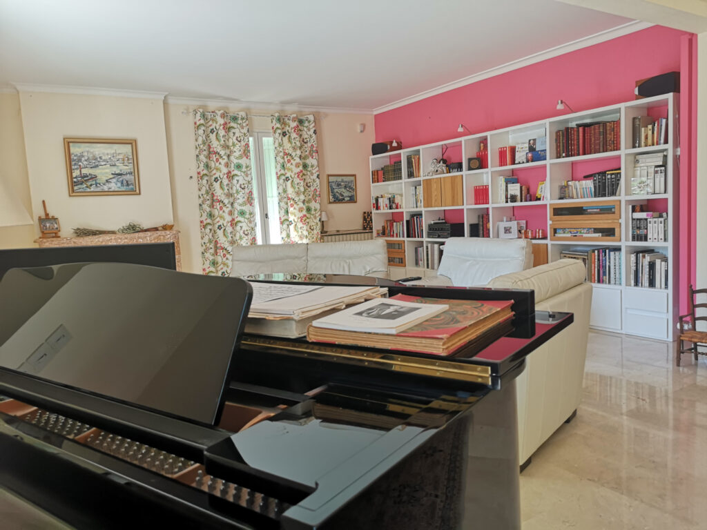 AVIGNON DEUX MAISONS SUR GRAND TERRAIN AVEC PISCINE – RENTAB – 14 pièces – 7 chambres – 4  – 415 m²