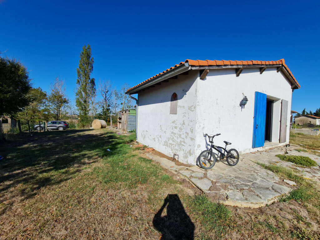 Propriété perchée sur les coteaux comprenant deux bâtiments  – 9 pièces – 6 chambres – 6  – 272 m²