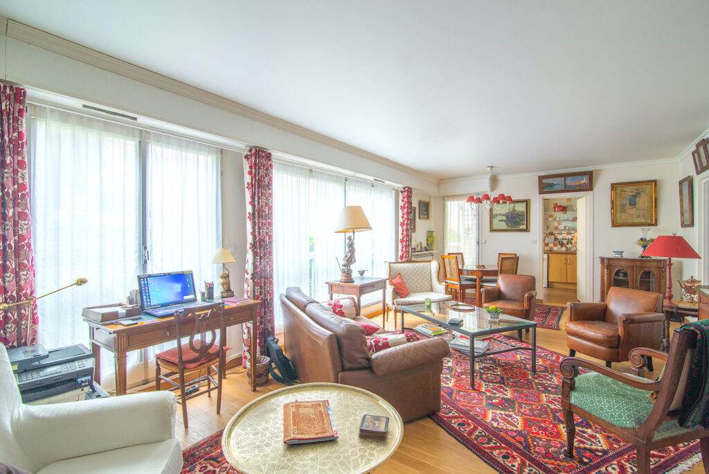 SUPERBE APPARTEMENT PLEIN CENTRE, TRES CALME, DANS LA VERDUR – 4 pièces – 2 chambres – NR  – 84 m²