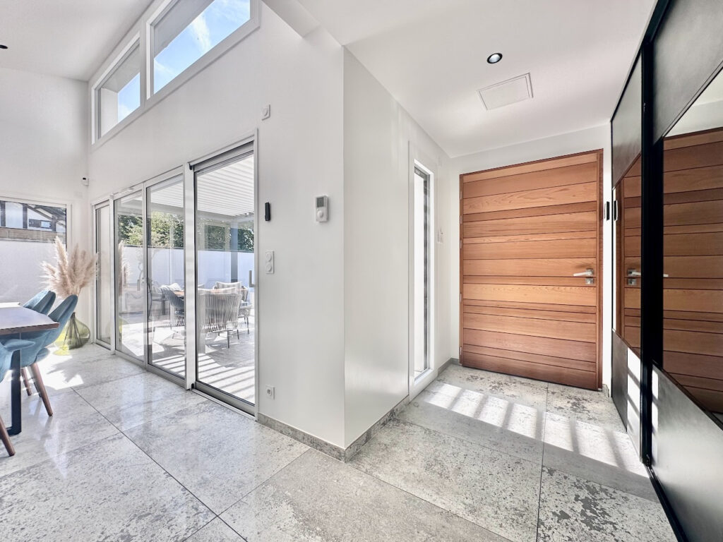 VILLA PRESTATION HAUT DE GAMME DANS LES HAUTEURS DE SALAISE  – 6 pièces – 5 chambres – 6  – 165 m²