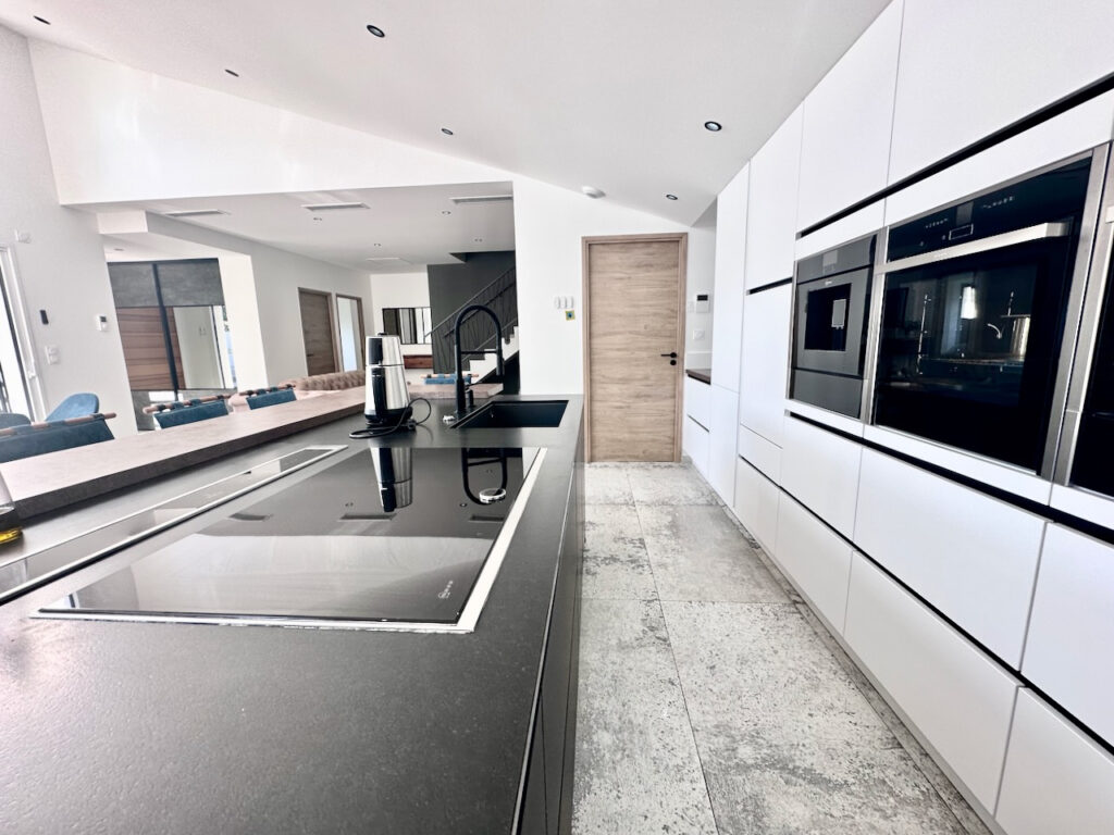 VILLA PRESTATION HAUT DE GAMME DANS LES HAUTEURS DE SALAISE  – 6 pièces – 5 chambres – 6  – 165 m²