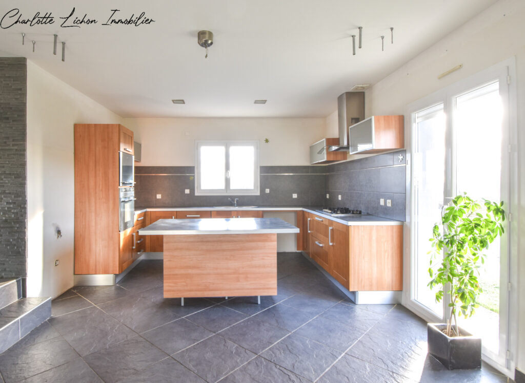 Maison de 184 m2 – 4 chambres – 2 039 m2 de terrain  – 7 pièces – 4 chambres – 6  – 184 m²