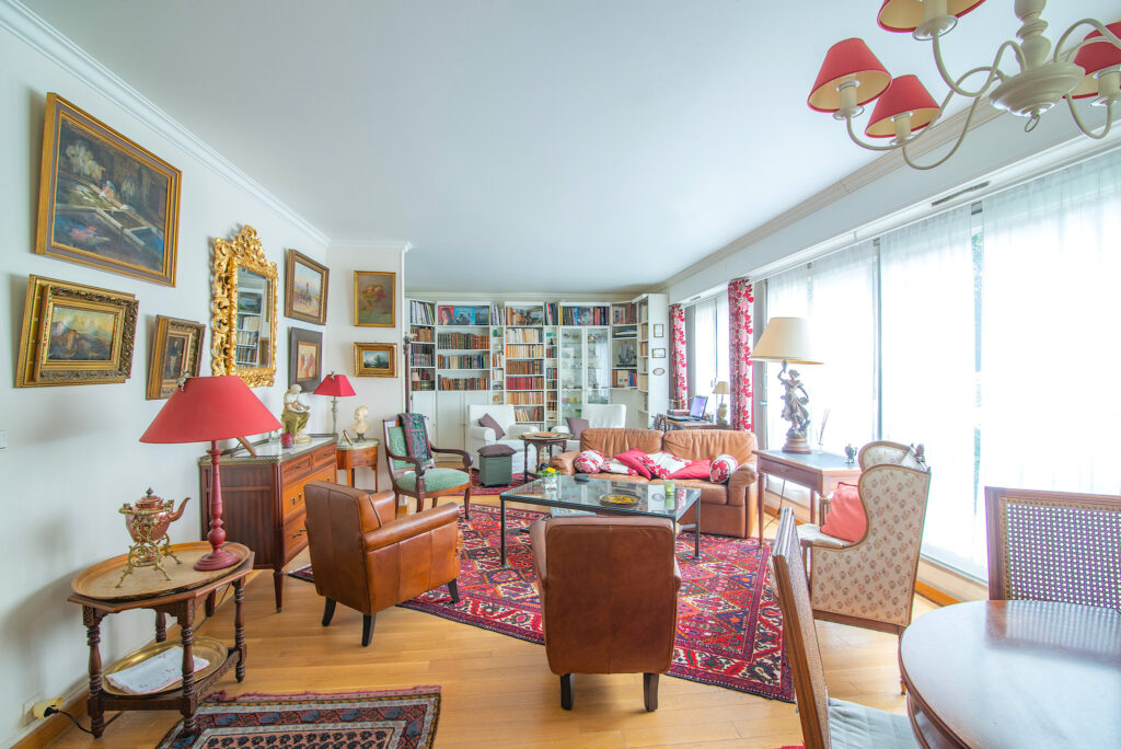 SUPERBE APPARTEMENT PLEIN CENTRE, TRES CALME, DANS LA VERDUR – 4 pièces – 2 chambres – NR  – 84 m²