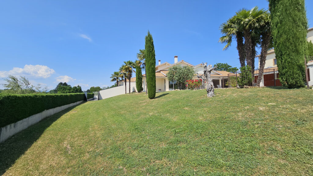 Maison sur les hauteurs de Frans – 11 pièces – 5 chambres – 2  – 323.28 m²