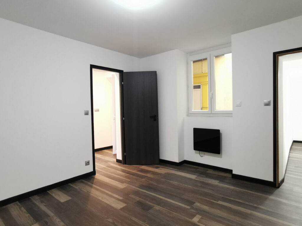 Appartement entièrement rénové de 90m2 habitables en centre- – 5 pièces – 3 chambres – NR  – 90 m²