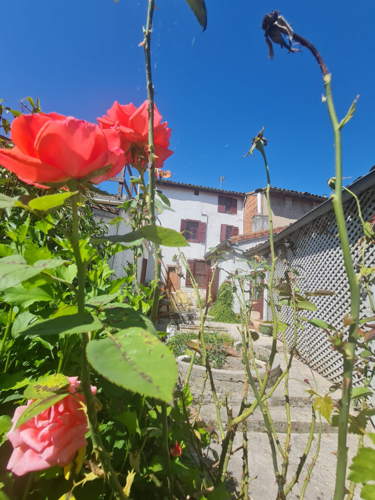 Maison de village de 165m2 à finir de rénover sur 3 niveaux  – 7 pièces – 4 chambres – 6  – 160 m²