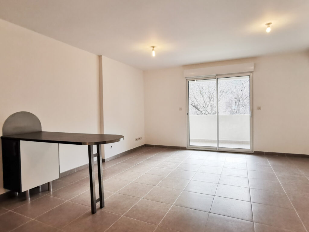 Appartement de 74m2 environ avec terrasse – 4 pièces – 3 chambres – NR  – 73.9 m²