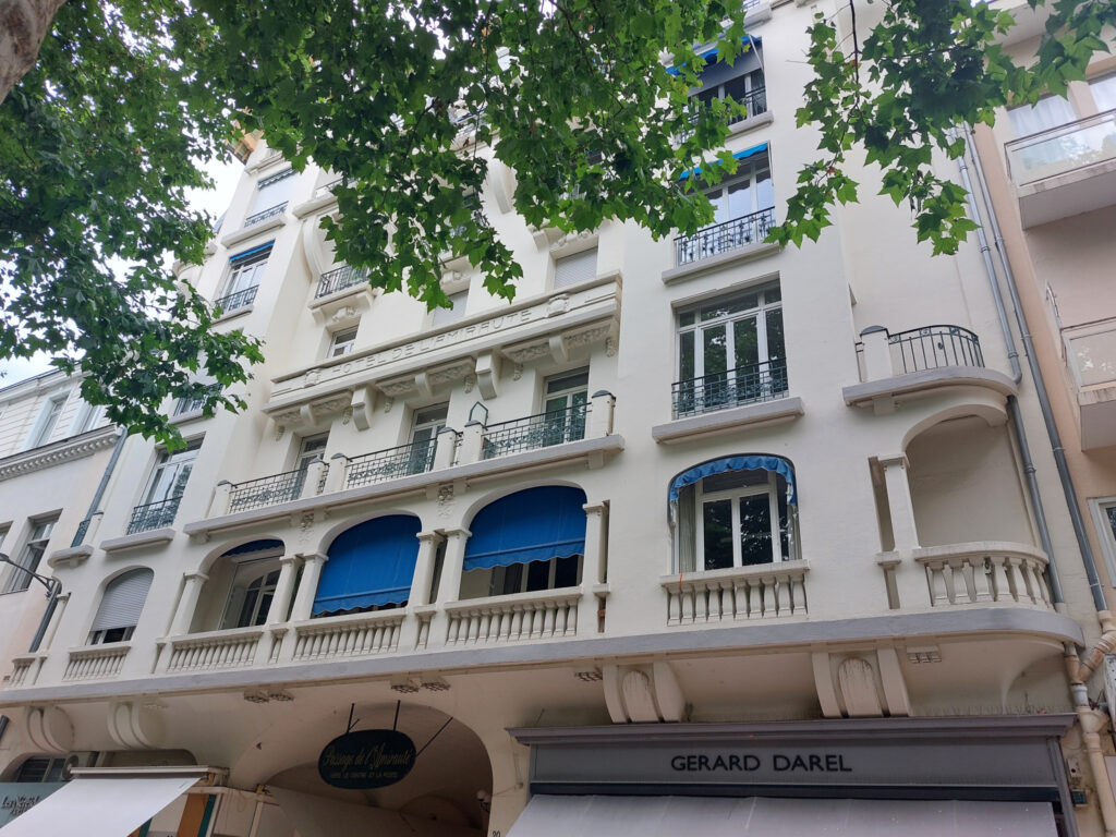 Location dans immeuble de standing à Vichy face à l’opéra. – 4 pièces – 3 chambres – 140 m²