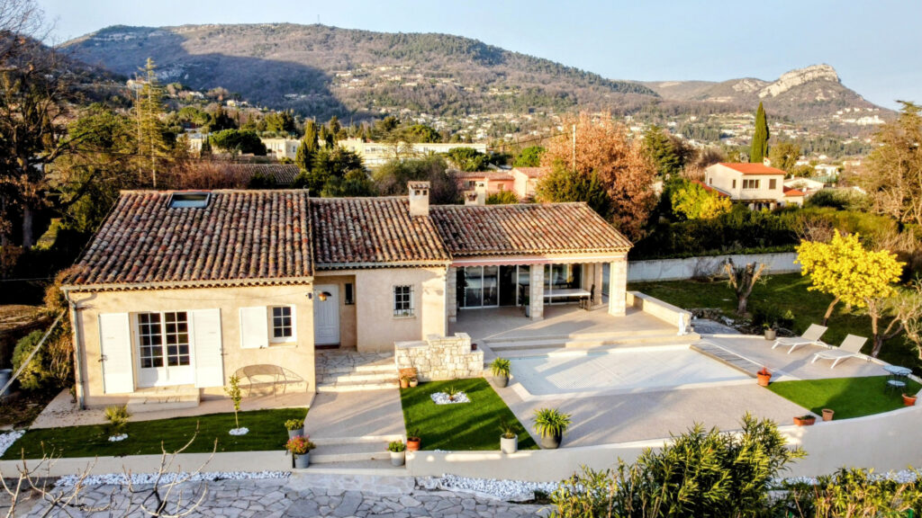 Maison de 168 m2 avec piscine et garage sur un terrain de 15 – 6 pièces – 5 chambres – 6  – 168 m²