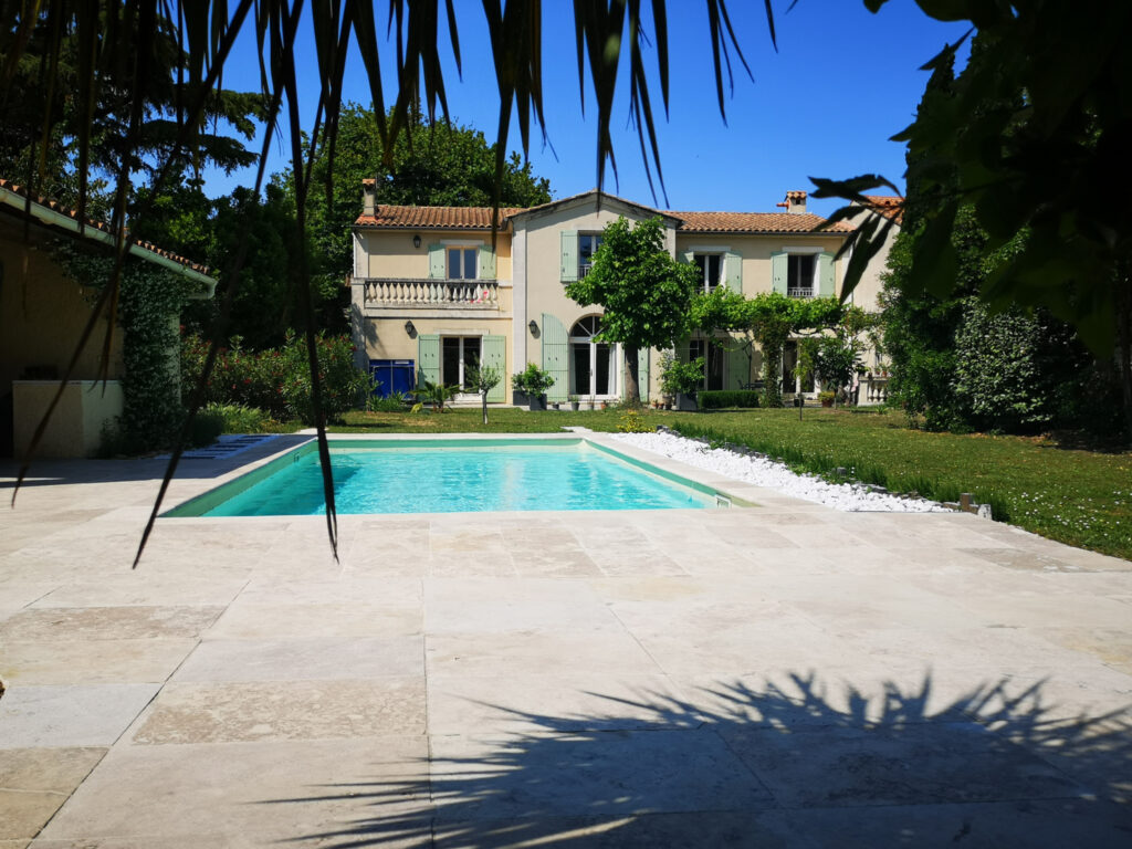 AVIGNON DEUX MAISONS SUR GRAND TERRAIN AVEC PISCINE – RENTAB – 14 pièces – 7 chambres – 4  – 415 m²