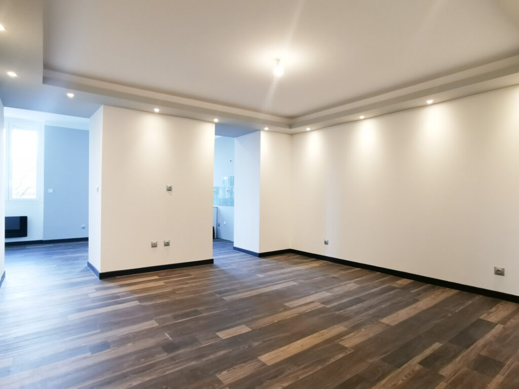 Appartement entièrement rénové de 90m2 habitables en centre- – 5 pièces – 3 chambres – NR  – 90 m²