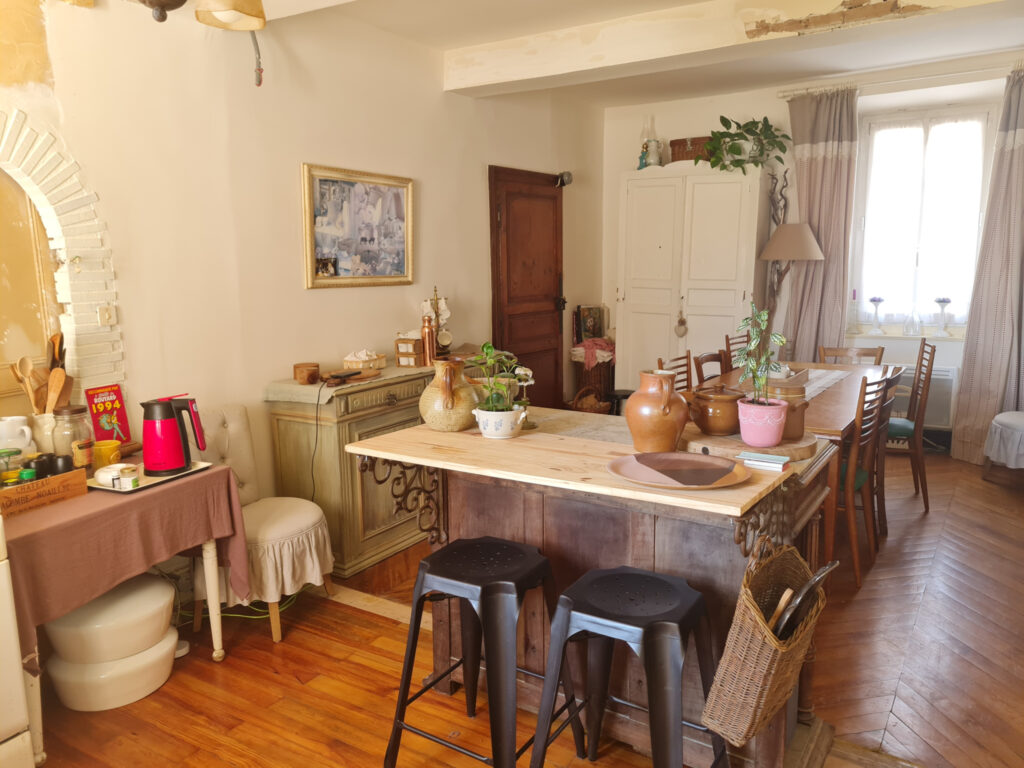 Maison de village de 165m2 à finir de rénover sur 3 niveaux  – 7 pièces – 4 chambres – 6  – 160 m²