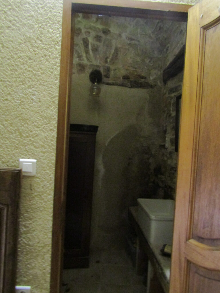 Maison d’hôtes Sainte Jalle 26110 – 12 pièces – 8 chambres – NR  – 330 m²