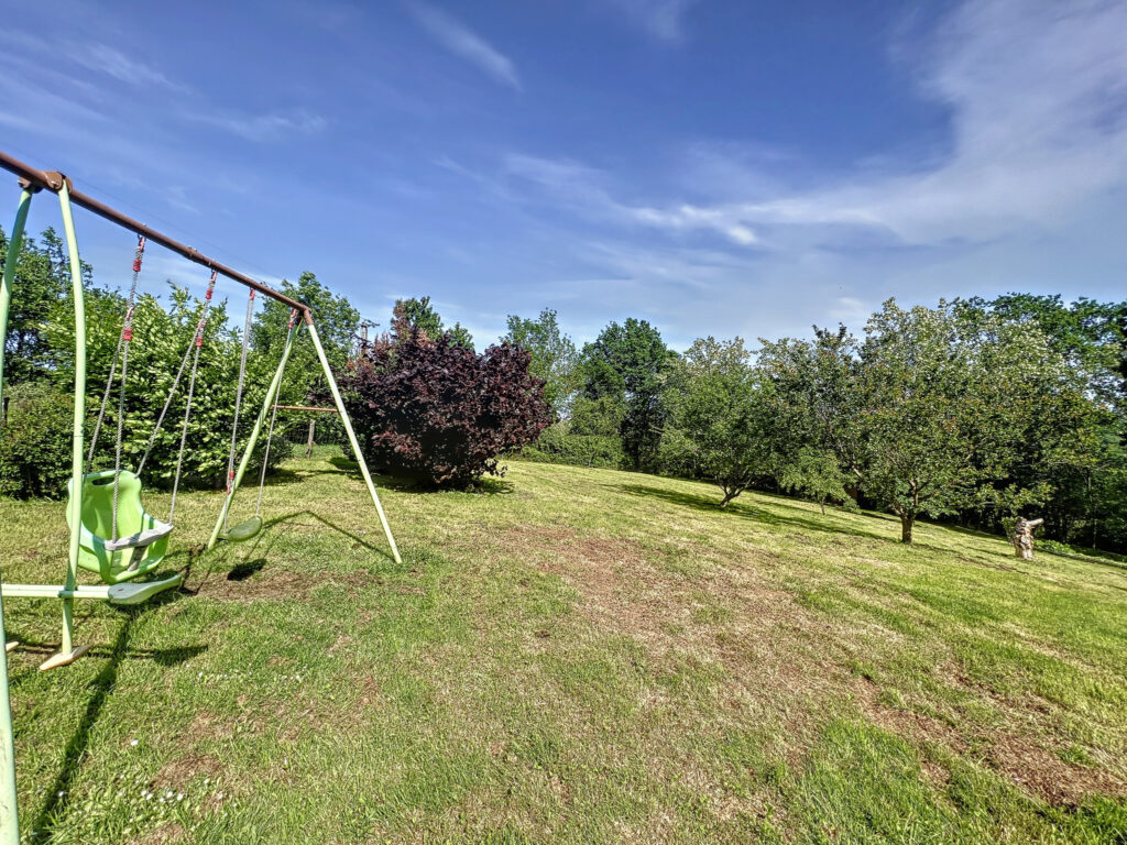 Maison 146 m2 – 4 chambres – 2 garages – terrain 3254 m2  – 6 pièces – 4 chambres – 2  – 146.16 m²