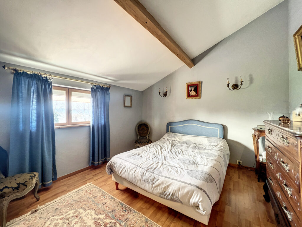 Maison 146 m2 – 4 chambres – 2 garages – terrain 3254 m2  – 6 pièces – 4 chambres – 2  – 146.16 m²