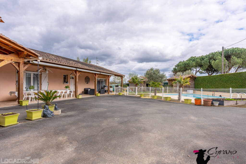 ENSEMBLE DE DEUX MAISONS DE PLAIN PIED – DÉPENDANCES ET PISC – 7 pièces – 4 chambres – 8  – 170 m²