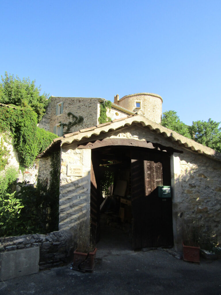 Maison d’hôtes Sainte Jalle 26110 – 12 pièces – 8 chambres – NR  – 330 m²