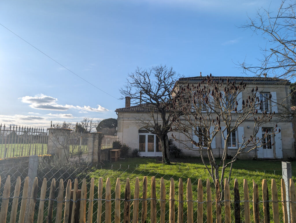 Maison en pierre de taille avec garage et jardin – 4 pièces – 3 chambres – 4  – 115 m²