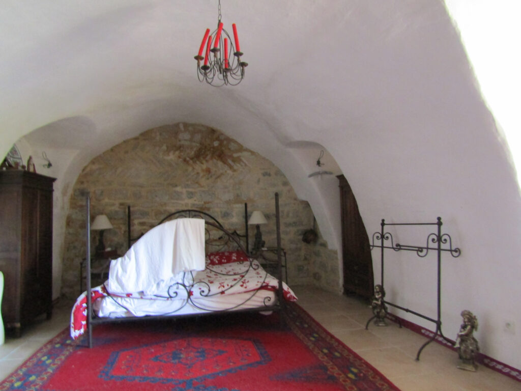 Maison d’hôtes Sainte Jalle 26110 – 12 pièces – 8 chambres – NR  – 330 m²