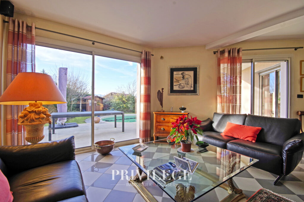 Villa de 220m2 avec piscine et sous-sol – 7 pièces – 5 chambres – 8  – 220 m²