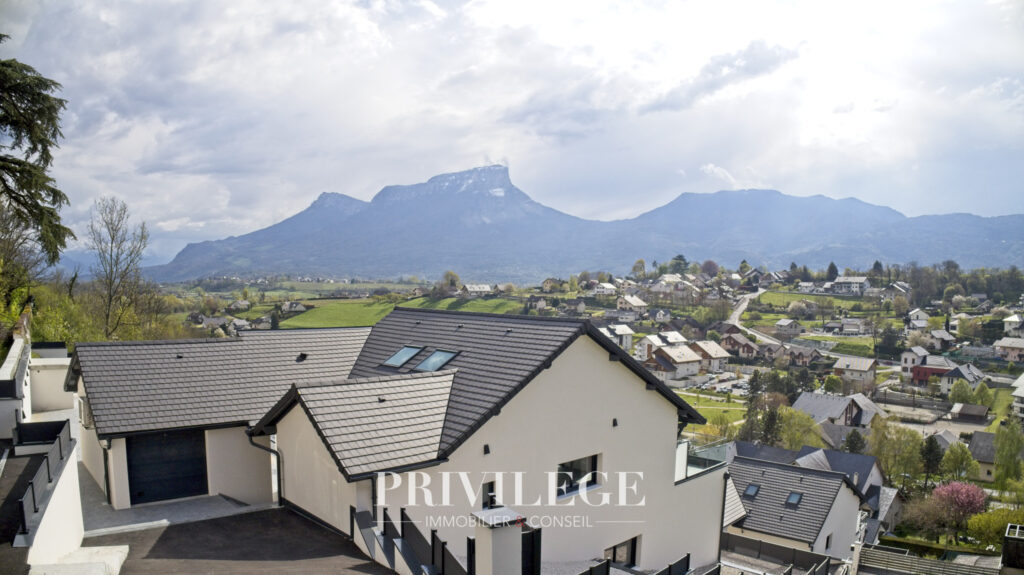 Maison contemporaine 231m2 – vue sur le Mont Granier – 5 pièces – 4 chambres – 8  – 231 m²