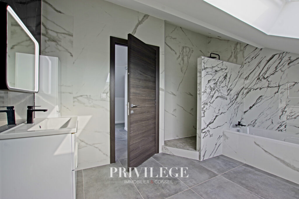 Maison contemporaine 231m2 – vue sur le Mont Granier – 5 pièces – 4 chambres – 8  – 231 m²