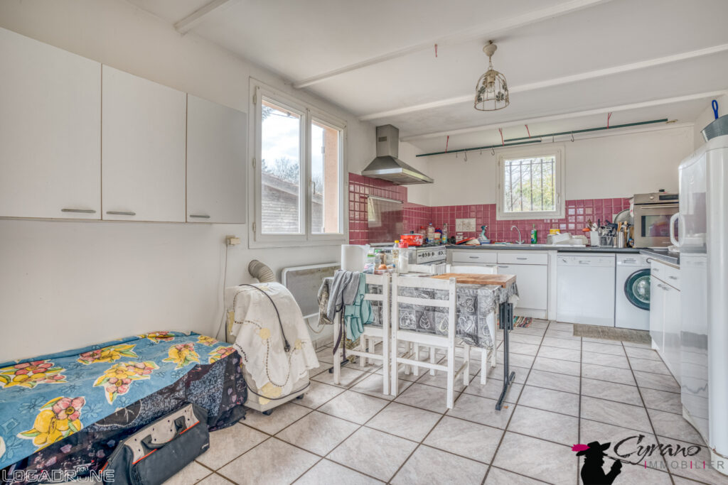 ENSEMBLE DE DEUX MAISONS DE PLAIN PIED – DÉPENDANCES ET PISC – 7 pièces – 4 chambres – 8  – 170 m²