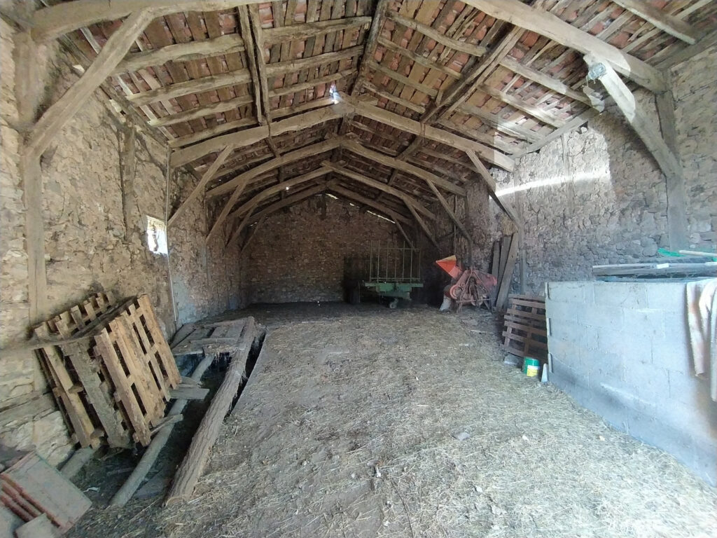 Grange à restaurer sur SANT SANTIN DE MAURS – 1 pièce – 1 chambre – 6  – 110 m²