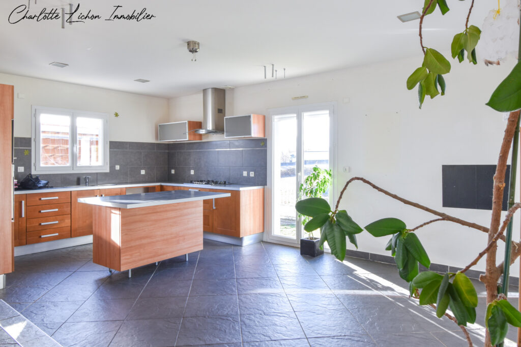 Maison de 184 m2 – 4 chambres – 2 039 m2 de terrain  – 7 pièces – 4 chambres – 6  – 184 m²