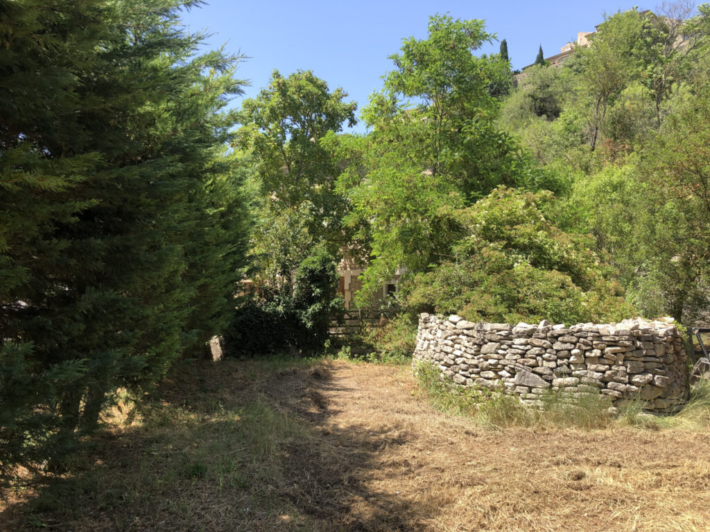 Maison en pierres de 145 m2 SH à rénover sur un terrain de 9 – 5 pièces – 3 chambres – 6  – 145 m²