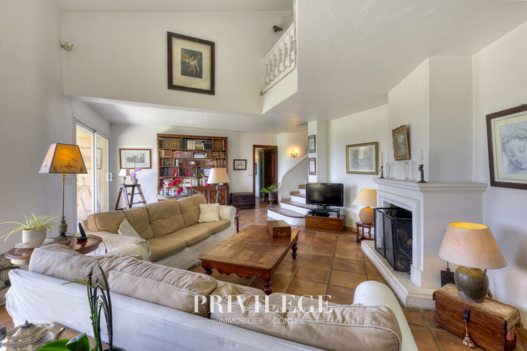 Villa 7 pièces Antibes avec piscine au calme – 7 pièces – 5 chambres – 8  – 238 m²